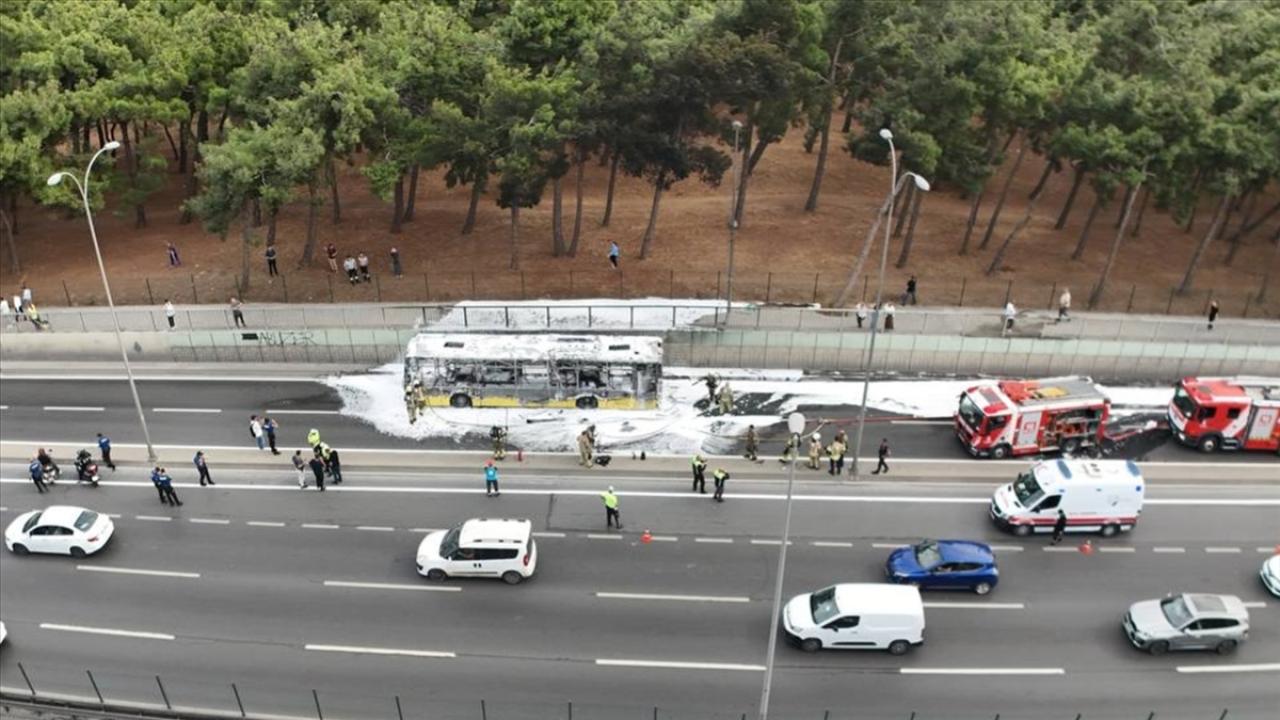 Bakırköy'de yanan İETT otobüsü kullanılamaz hale geldi