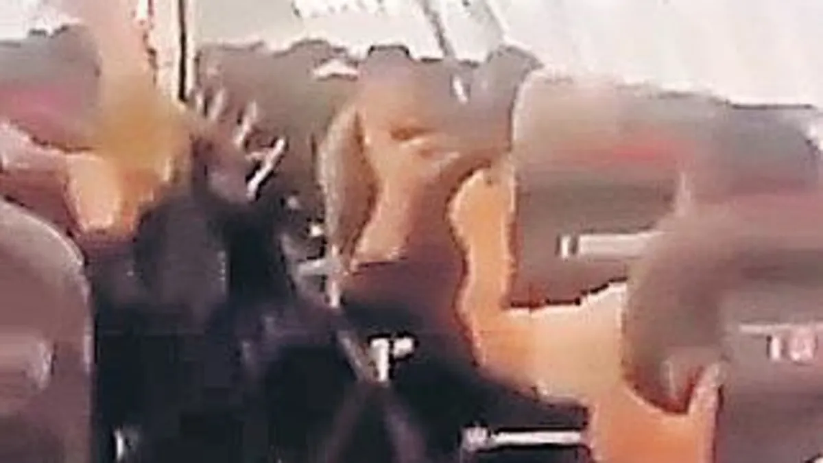 Yolcu uçağının havada tavanı çöktü