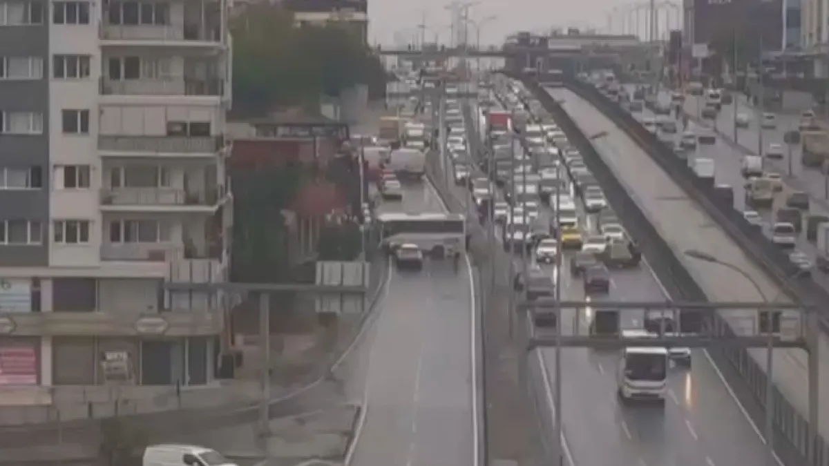 SON DAKİKA | Avcılar'da servis midibüsü kaza yaptı!