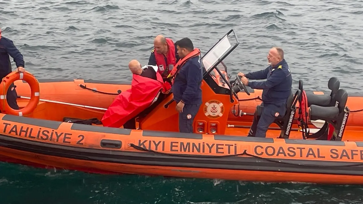 Denize atladı, tehdit etti