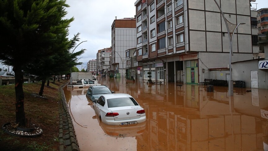 Rize'de etkili olan sağanak hayatı olumsuz etkiledi