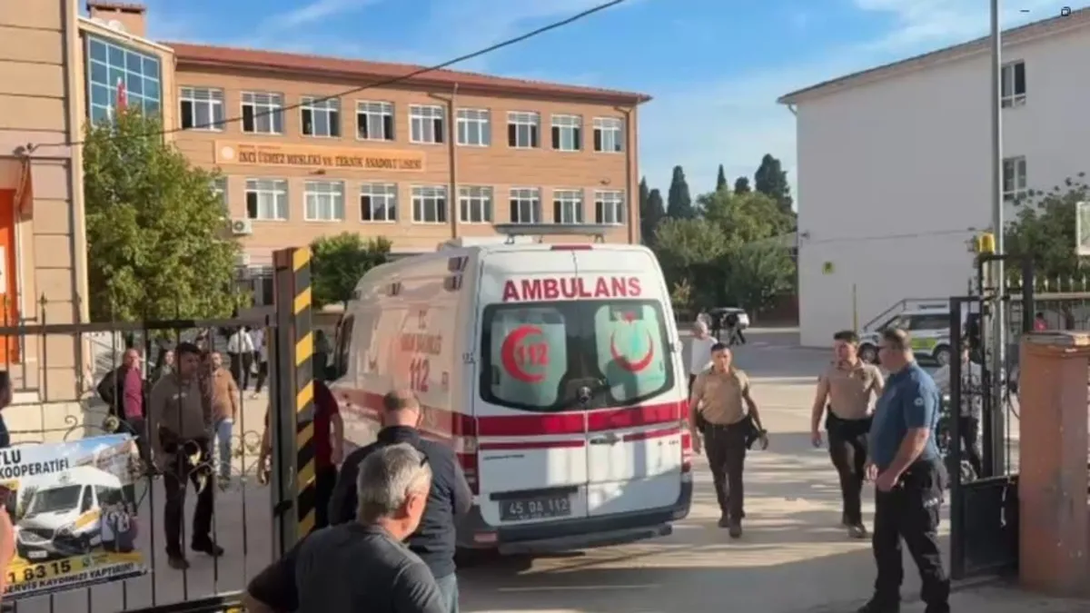Manisa'da lise önünde silahlı saldırı! Yaralı öğrenciler var