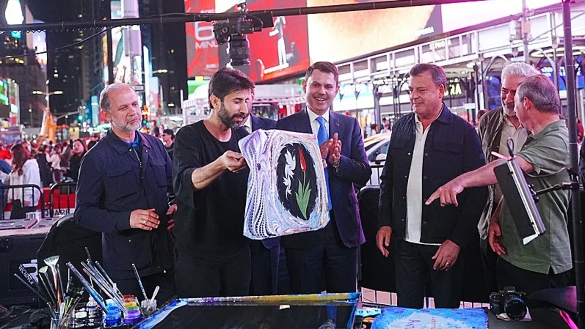 Times Meydanı’nda ebru zarafeti