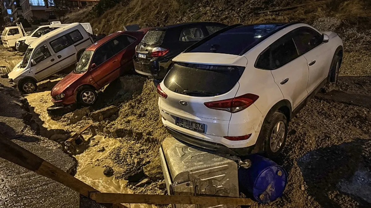 Yollar çöktü, ağaçlar devrildi