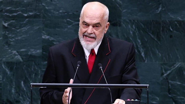 Arnavutluk Başbakanı Edi Rama'ya New York'ta protesto: Yumurta fırlatıldı