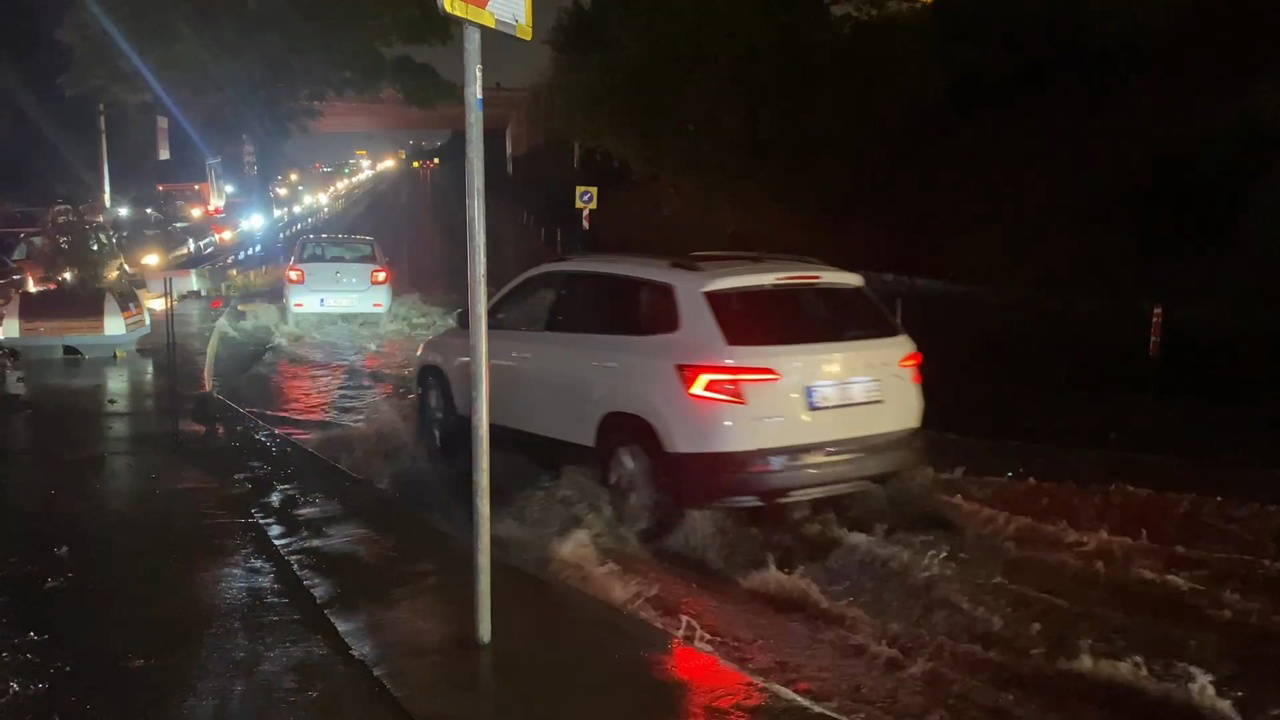 İstanbul'da sağanak etkili gerçekleşti: Bazı yollarda trafik durma noktasına geldi