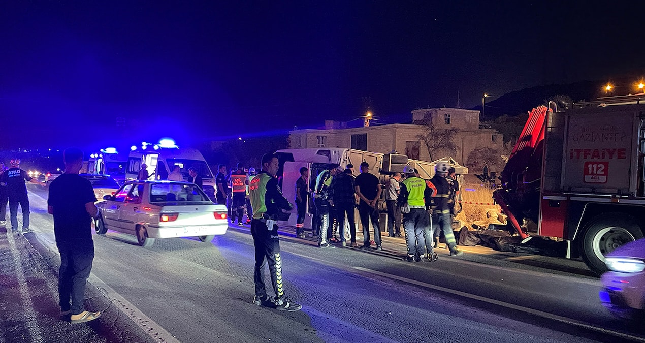 Yolcu otobüsü kaza yaptı: Çok sayıda ölü ve yaralı var