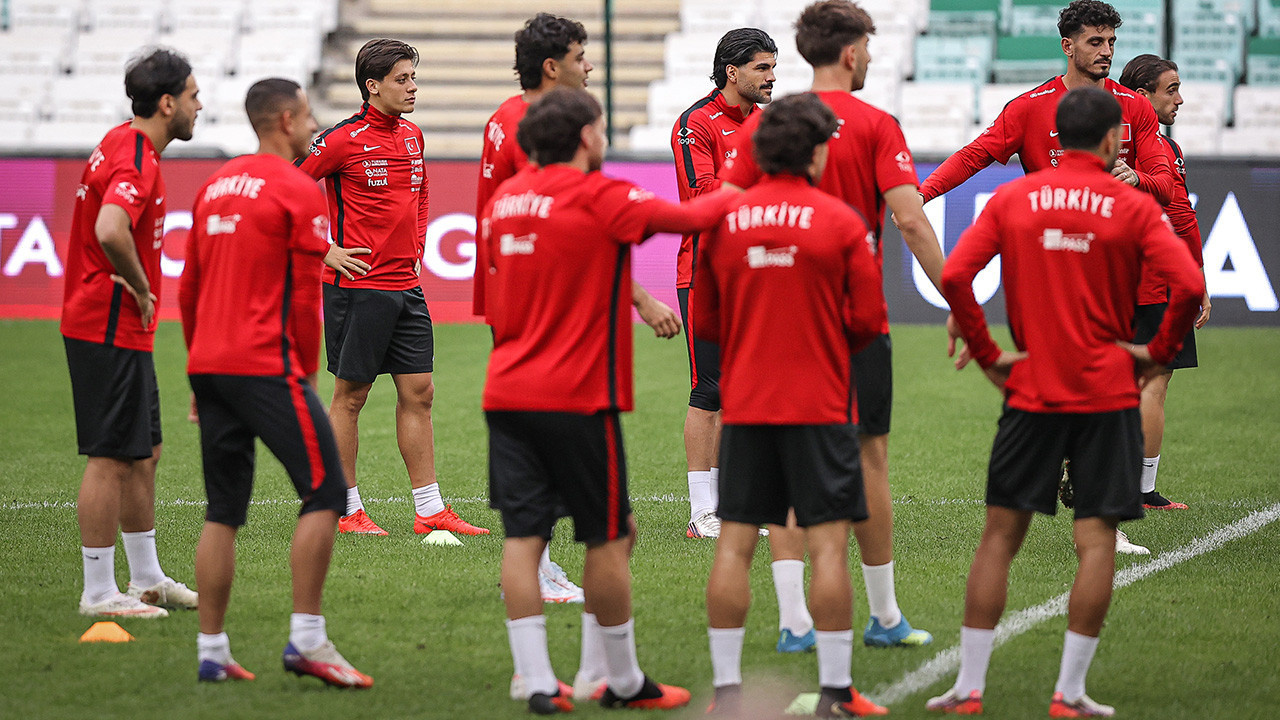 Milli takımda karar verildi: Montella yenilginin faturasını kesti