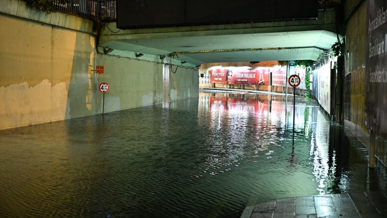 İstanbul'da sağanak etkili gerçekleşti: Toprak kaydı, yollar göle döndü