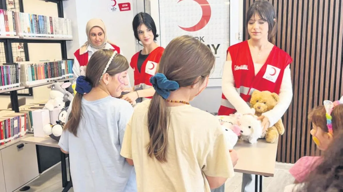 Şehidin anısına çocuklara hediye