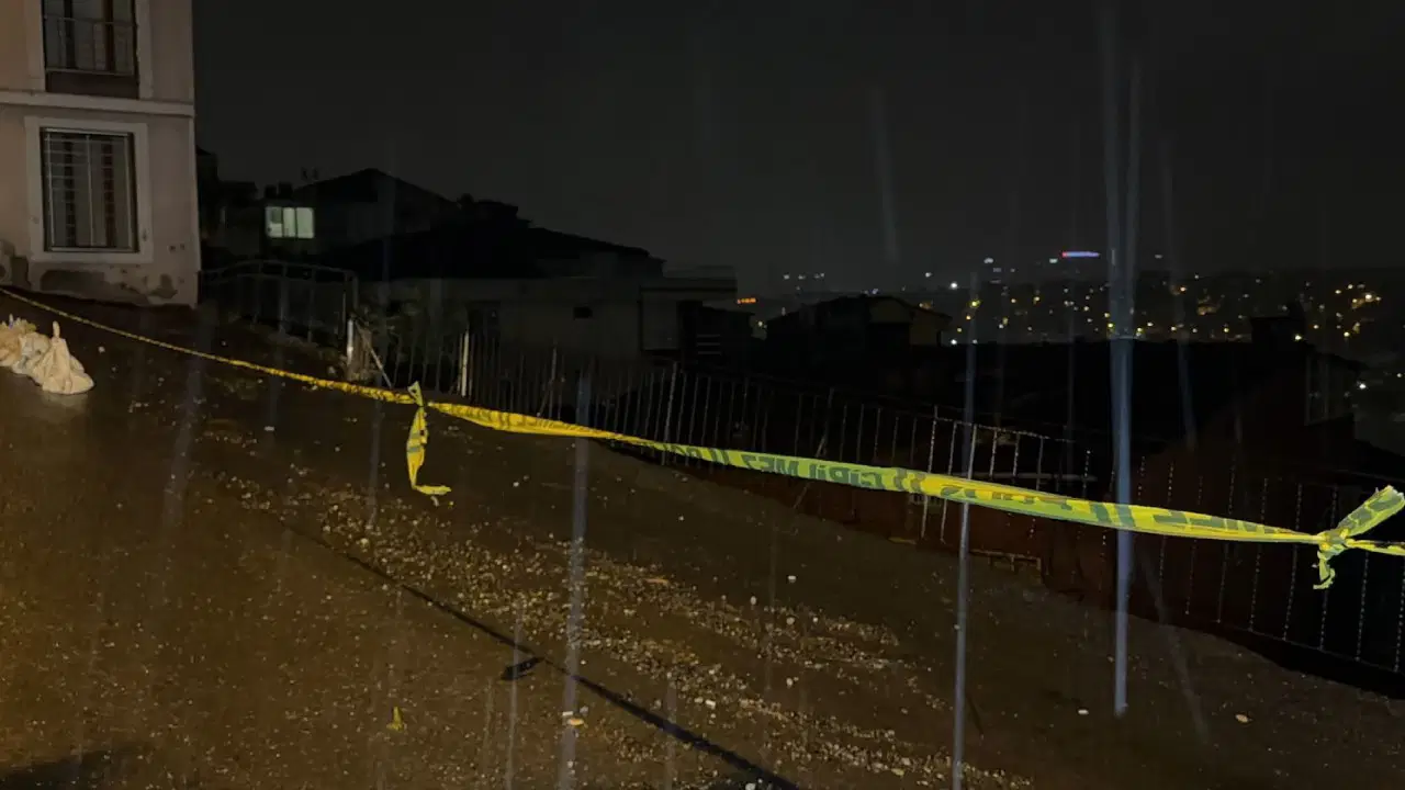 İstanbul'da sağanak sonrası toprak kayması: 25 kişi tahliye edildi