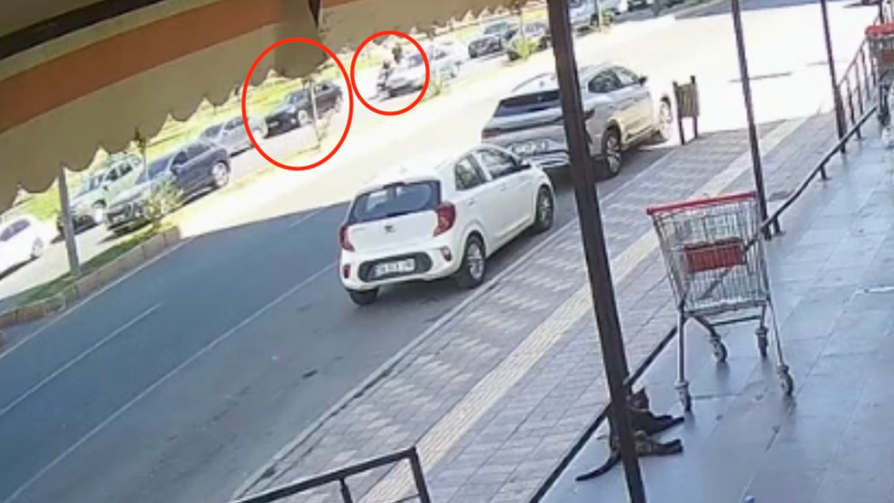 Kapısı açılan otomobil sonu gerçekleşti: Motosikletli sürücü öldü