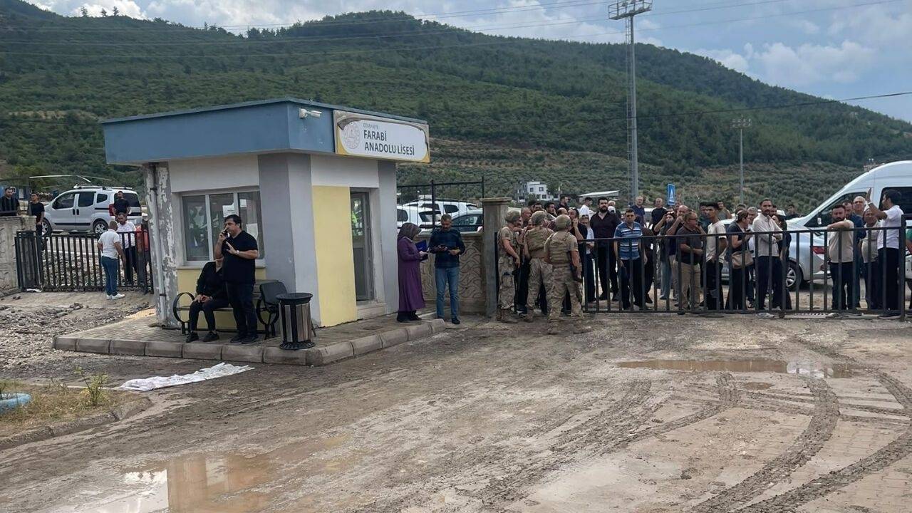 Osmaniye'de okul bahçesinde silahlı saldırı: Öğretmen yaşamını yitirdi