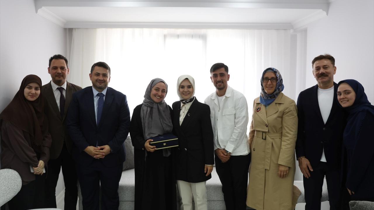 Bakan Göktaş, evlilik kredisinden yararlanan evli çiftin ilk misafiri gerçekleşti