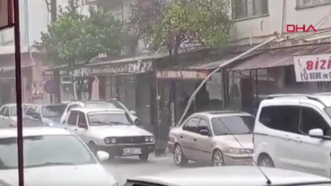 Adana'da sağanak etkili gerçekleşti: Ev ve işyerlerini su bastı
