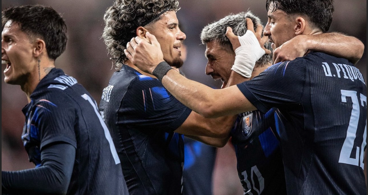 Torreira'lı Uruguay, Oh'lu Güney Kore'yi 4 golle geçti