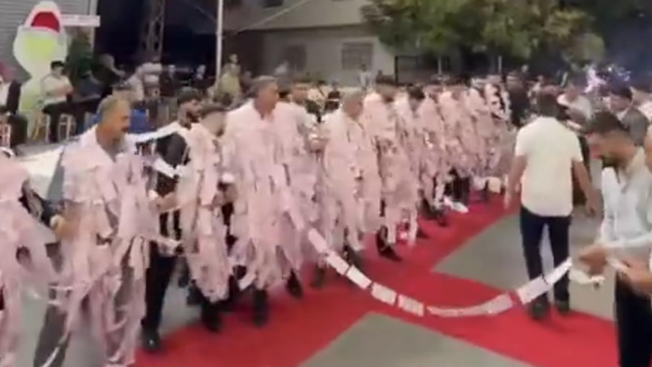 Paraları boyunlarına dolayıp halay çektiler