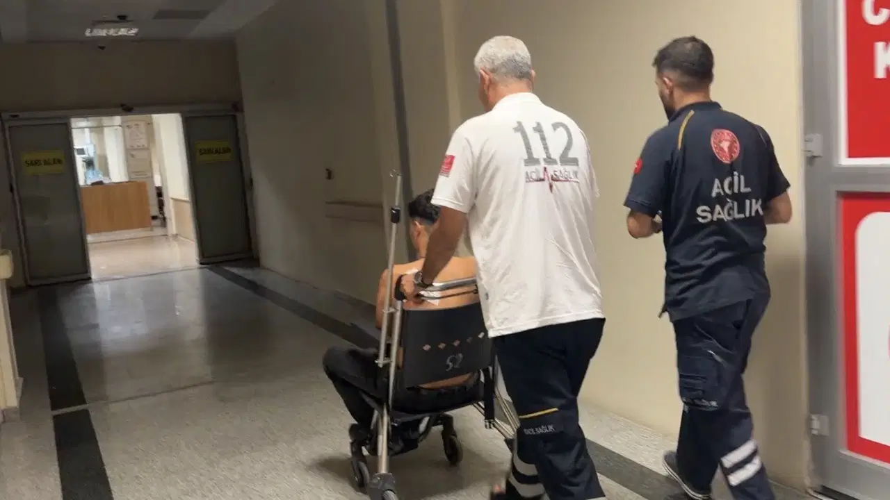 'Doğruluk mu, cesaret mi' oyunu hastanede bitti: Birbirlerini bıçakladılar