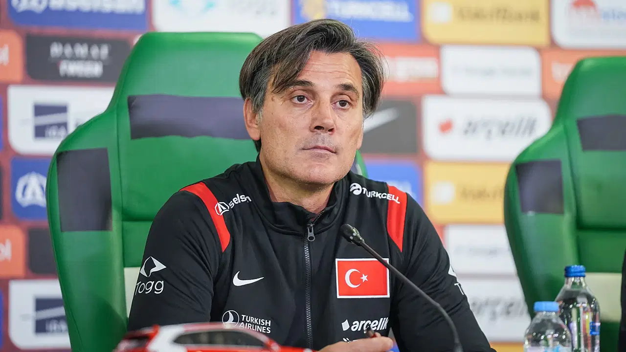 Spor yazarları Türkiye - İtalya maçını değerlendirdi: 'Montella doğru tercihler yapamıyor'