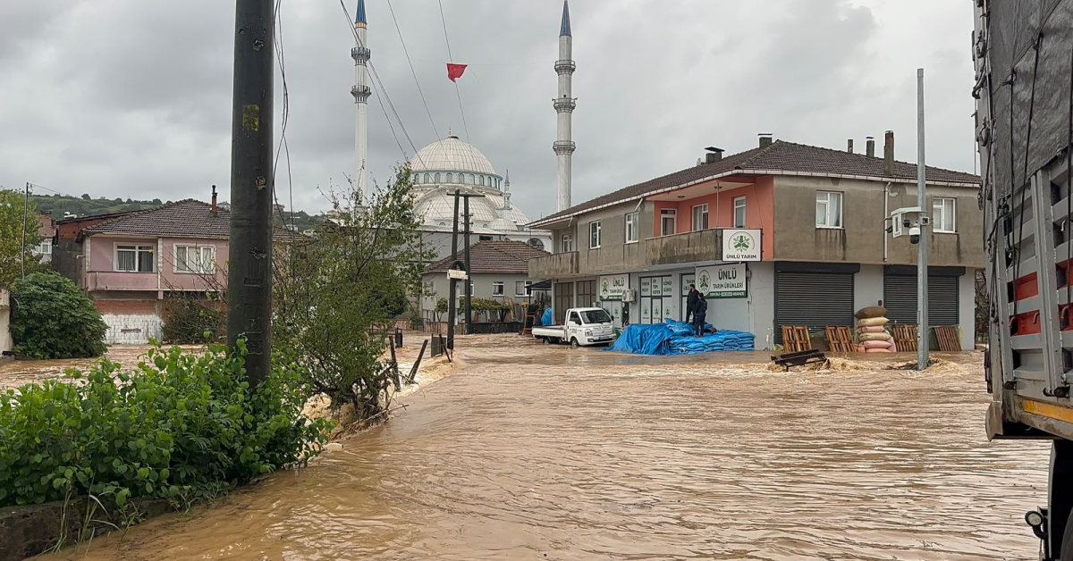 Sağanak esareti! Dere taştı, su baskınları yaşandı!