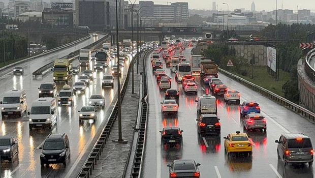 İstanbul'da sağanak etkisi: Trafik yoğunluğu yüzde 89'a ulaştı