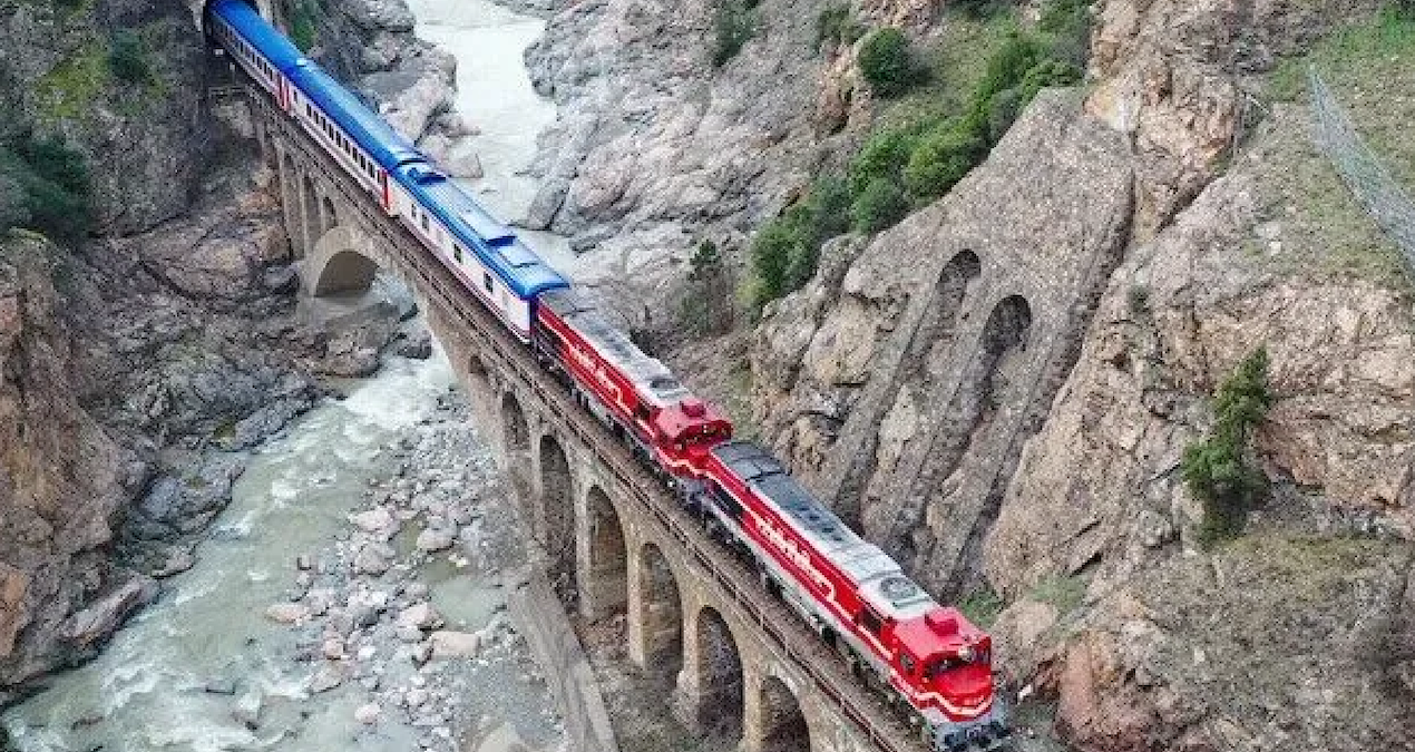 Beklenen tren raylara iniyor: Sefer tarihleri açıklandı