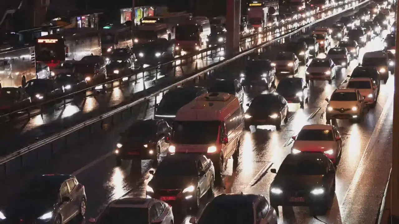 İstanbul'da yağışlı hava trafiği vurdu: Yoğunluk yüzde 85'e ulaştı