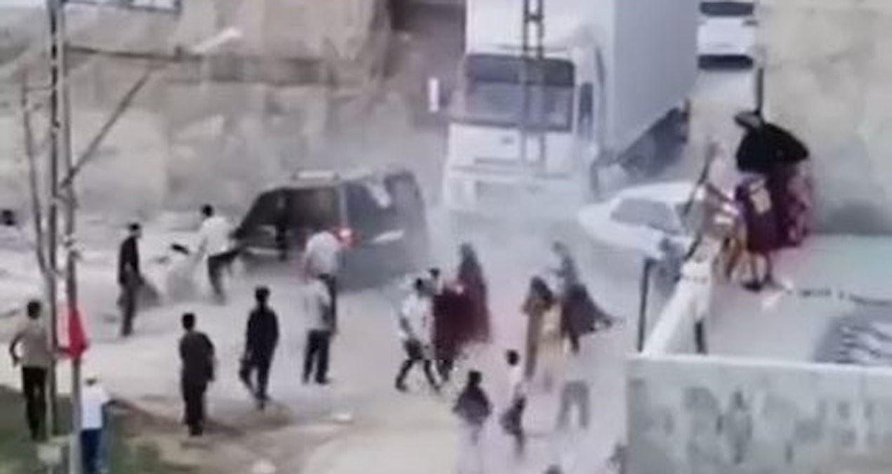Kavga edenlerin arasına araçla daldı! Çok sayıda yaralı var