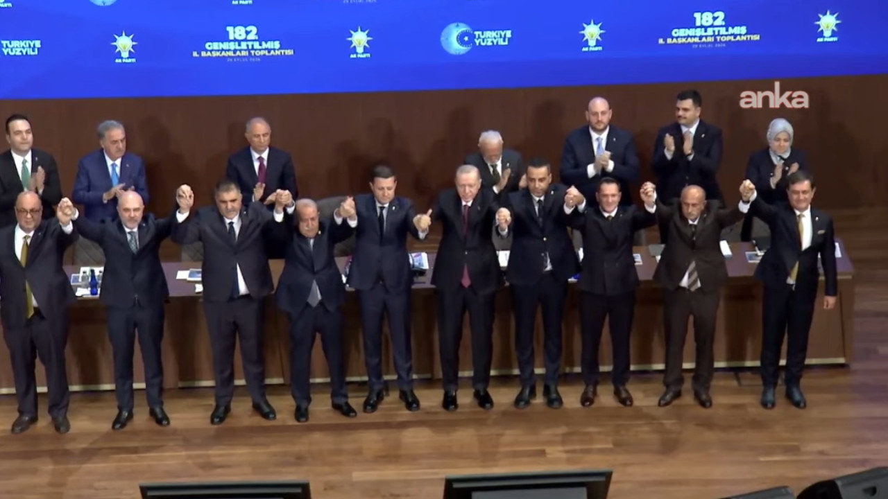Son Dakika | 9 belediye başkanı AKP'ye geçti: Rozetleri Erdoğan taktı
