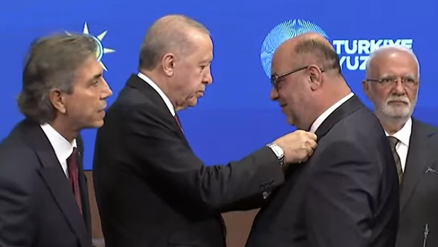 AK Parti’ye son katılımlar... 9 belediye başkanının rozetlerini Cumhurbaşkanı Erdoğan taktı