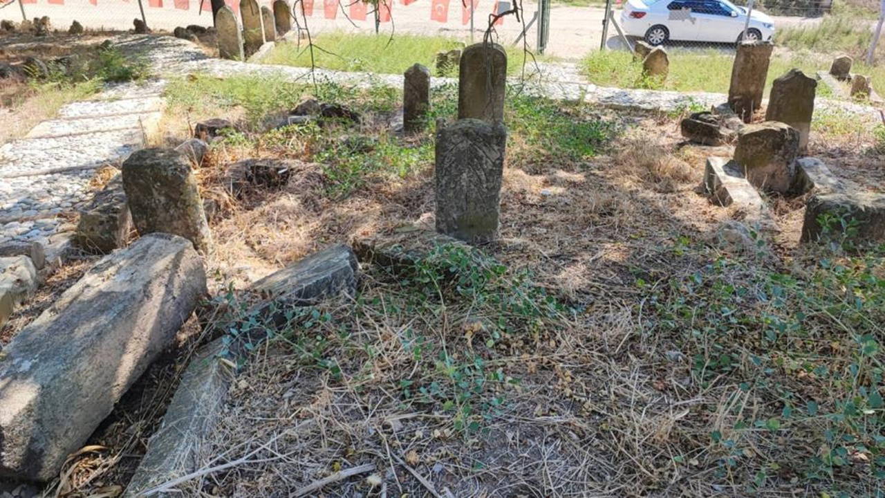 Adana'da tarihi mezarlıkta hırsızlık: Ok işaretli taş çalındı