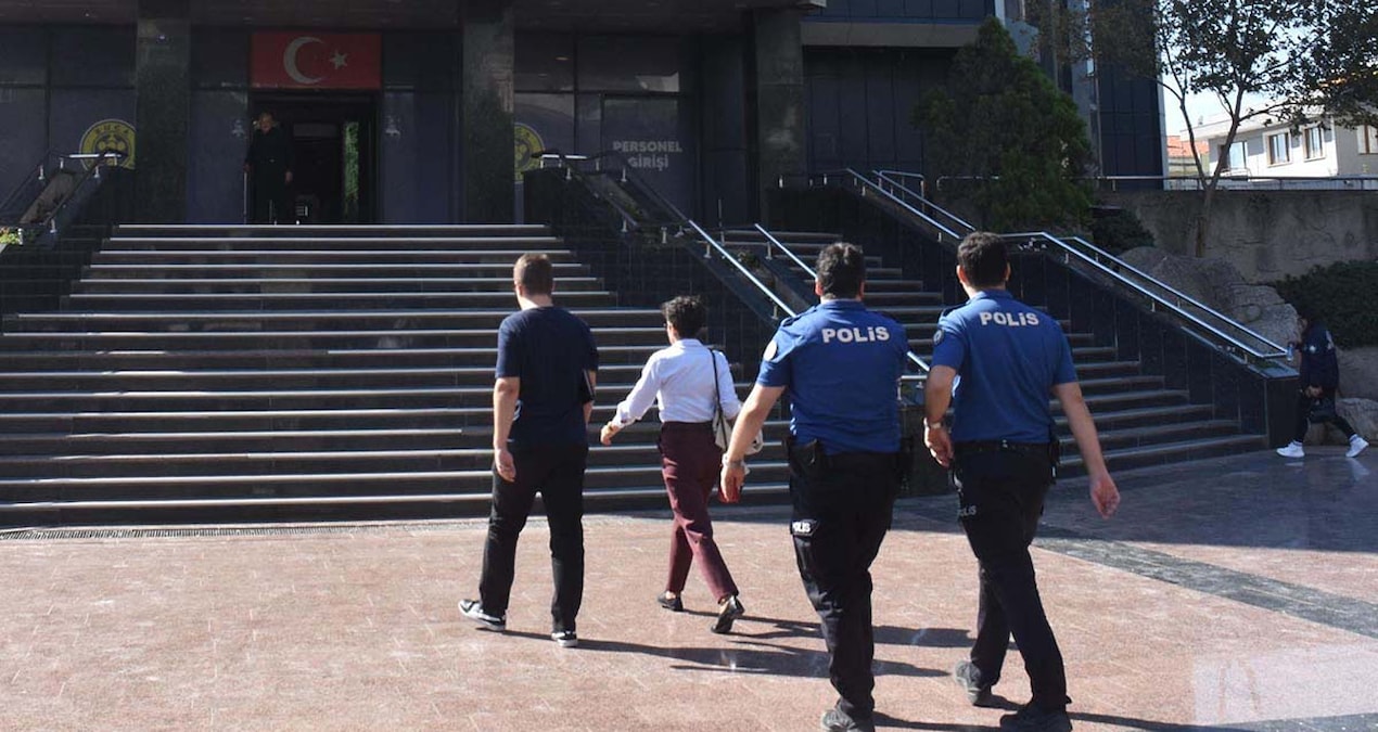 CHP'li belediyeye haciz şoku! İcra memurları polisle birlikte kapıya dayandı