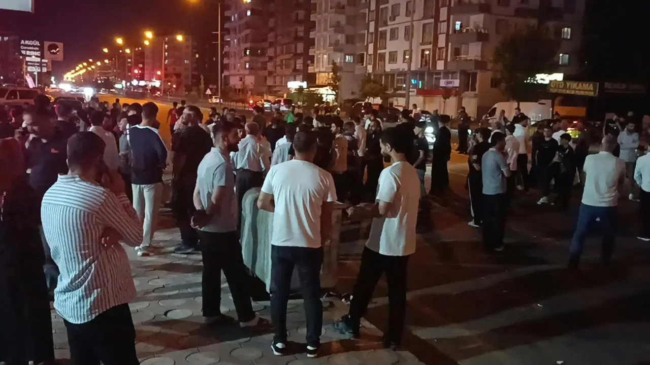 Otomobilin çarptığı 2 kişi yaralandı: Mahalleli yolu trafiğe kapattı