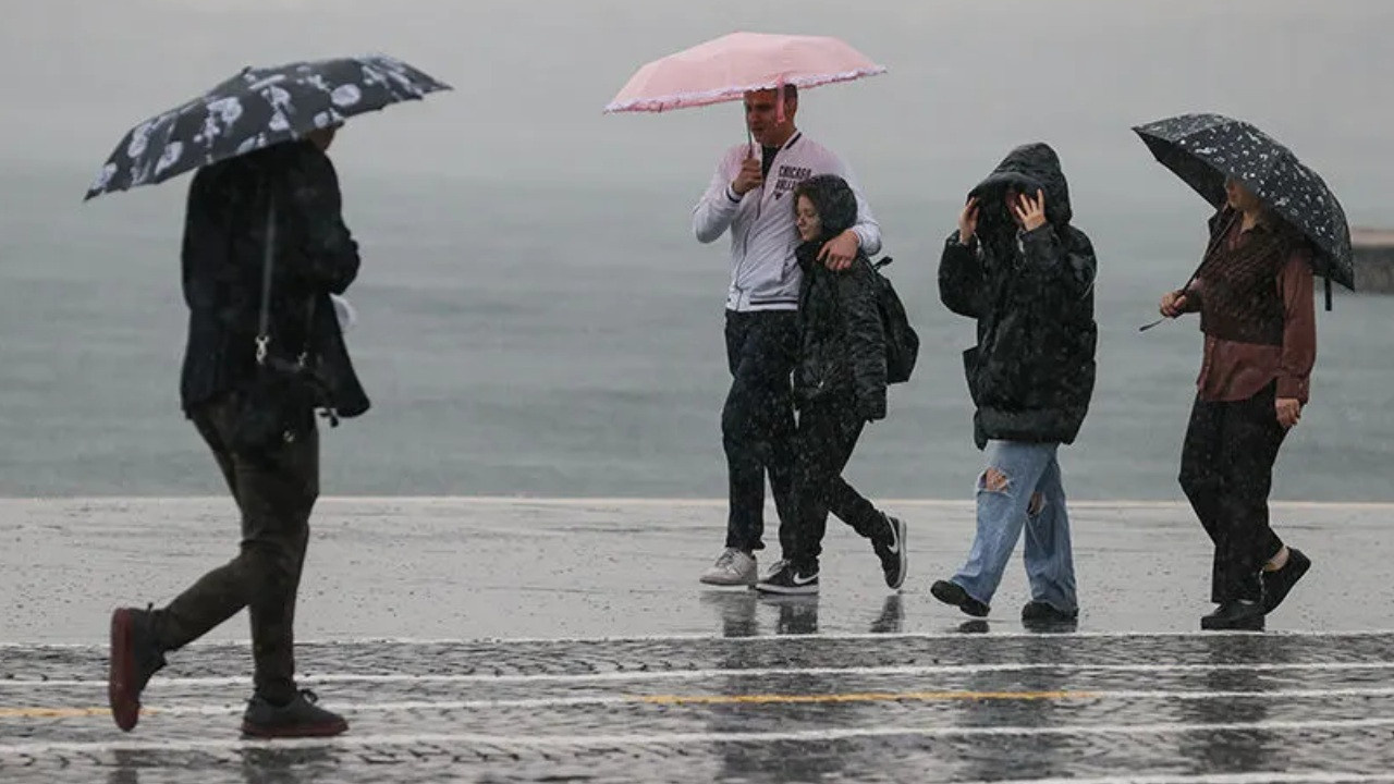 Meteoroloji saati belli olan yağışları sarı kodla duyurdu: Tehlike akşama kadar sürecek