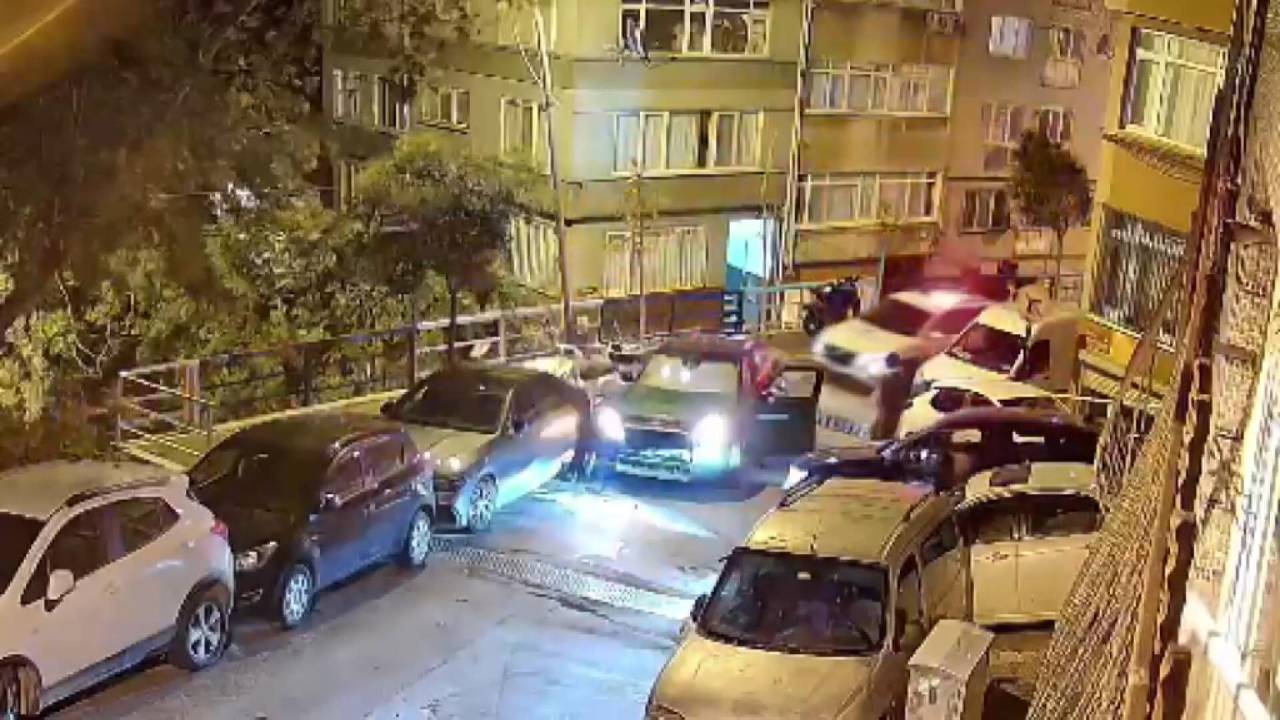 Şişli’de 'dur' ihtarına uymadı: Park halindeki araçlara çarptı