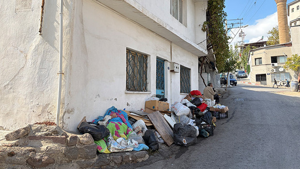 İzmir’de çöp ev kabusu: Mahalleli koku ve haşerelerden isyan etti