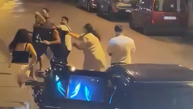 Trafikte "sıkıştırma" kavgası: Tekme ve yumrukların havada uçuştuğu anlar kaydedildi