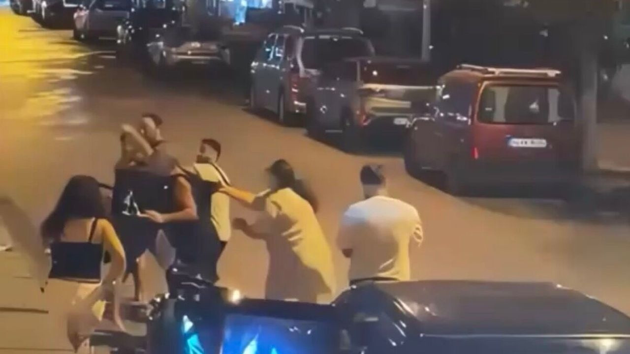 Trafikte sıkıştırma kavgasında ortalık karıştı! Tekme ve yumruklarla birbirlerine girdiler