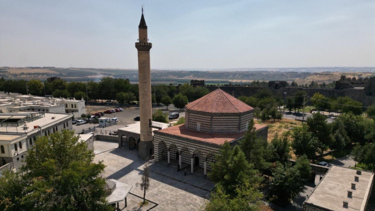 Depremde hasar gören 6 tarihi cami yarın yeniden ibadete açılacak