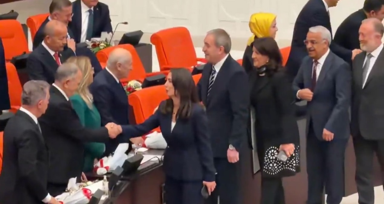 DEM Partili vekiller Devlet Bahçeli ile tokalaşmak için sıraya girdi