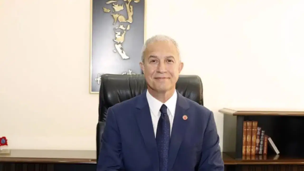 Alanya belediye başkanı Özçelik, CHP üyeliğini bırakarak siyasi yolunu yeniden çizdi