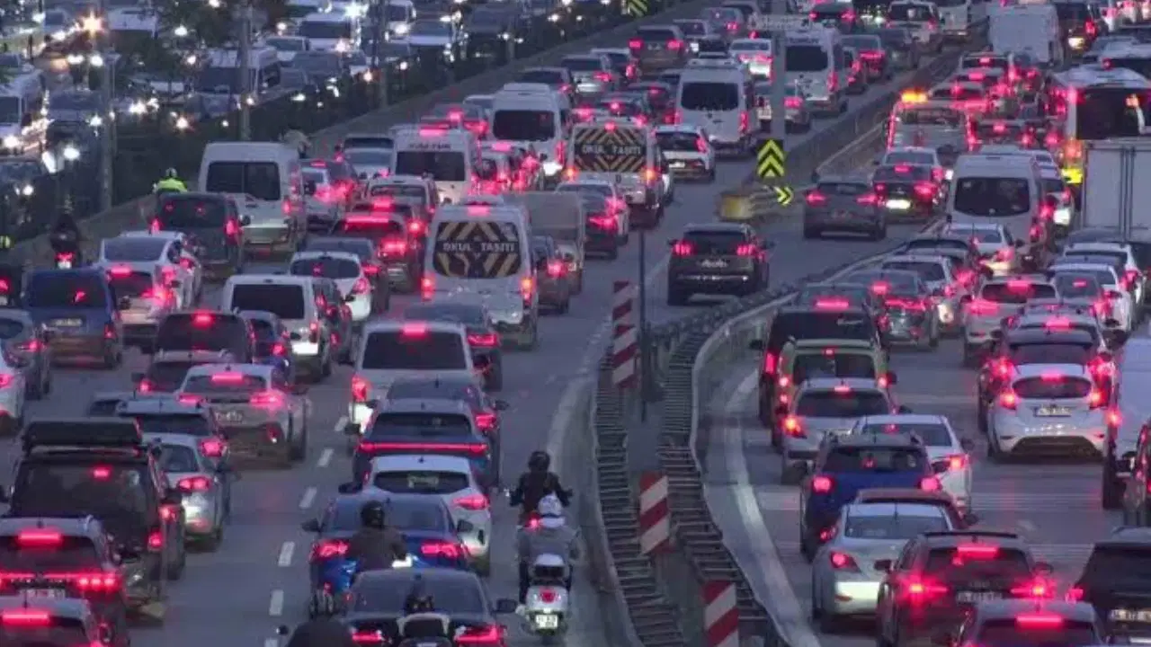 İstanbul'da akşam saatlerinde trafik yoğunluğu yüzde 81'e çıktı