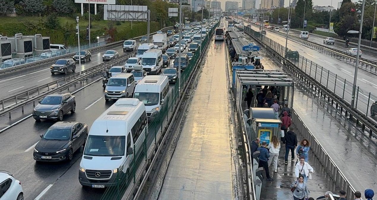İstanbul'da trafik yoğunluğu: Ana arterlerde araçlar güçlükle ilerliyor