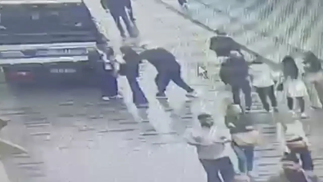 İstiklal'de cep telefonu çalan şüpheli suçüstü yakalandı: Kapkaç anları kamerada