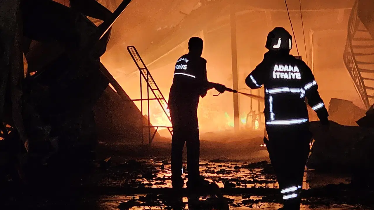 Adana'da sebze halinde yangın: 22 işyeri zarar gördü