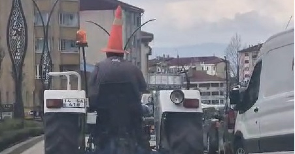 Trafik dubası kafasında traktör sürdü