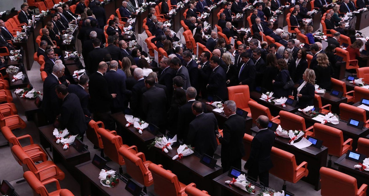 Ayağa kalkmayıp, çıktılar