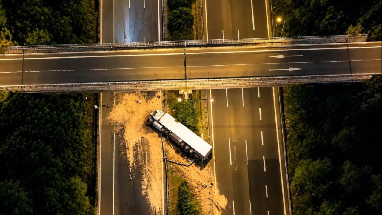 Otoyolda parfüm yüklü tır devrildi, çekicisi karşı şeride geçti