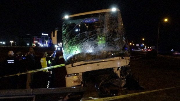 Otobüs ile ticari araç çarpıştı: 2 ölü, 3 yaralı