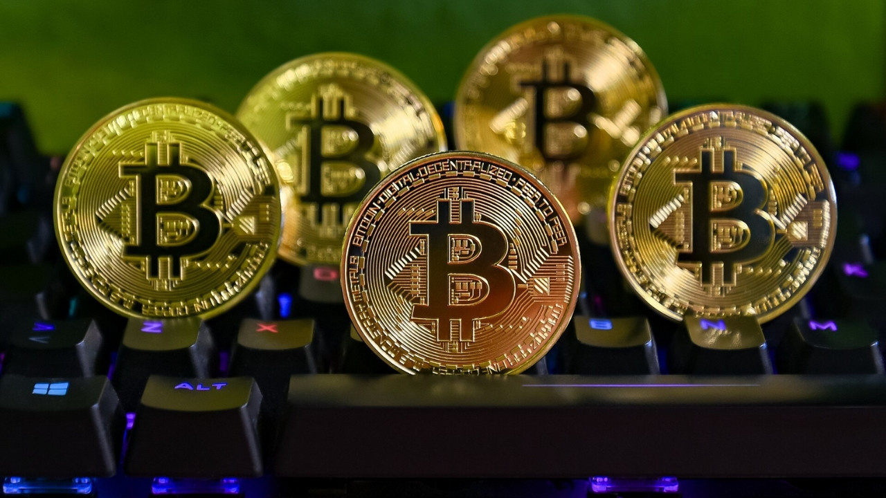 Kurumsal devler frene bastı: Bitcoin sıkıştı